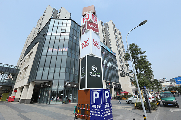 商業(yè)街中精神堡壘應(yīng)當(dāng)怎樣選擇？--【巨匠標(biāo)識，標(biāo)識制作廠家】